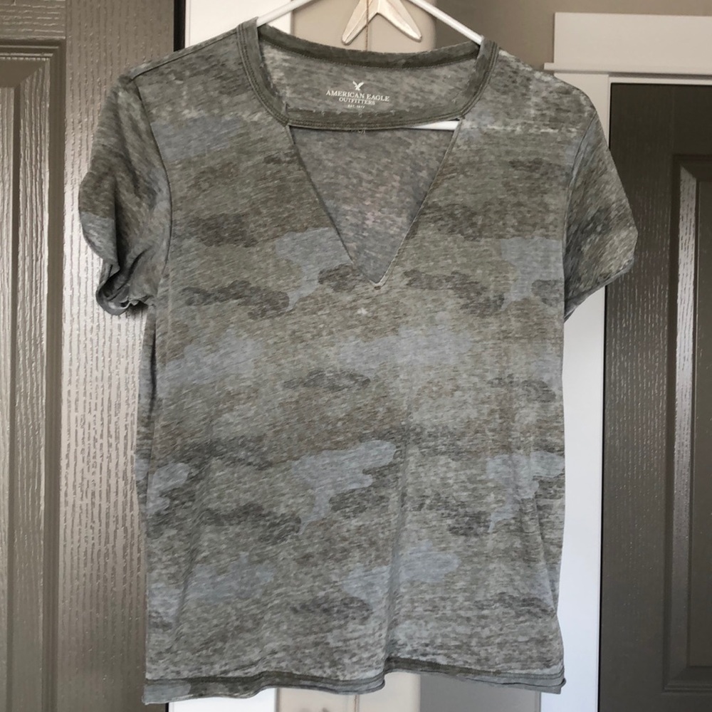 AEO camo tee w/ v-neck cutout SIZE S